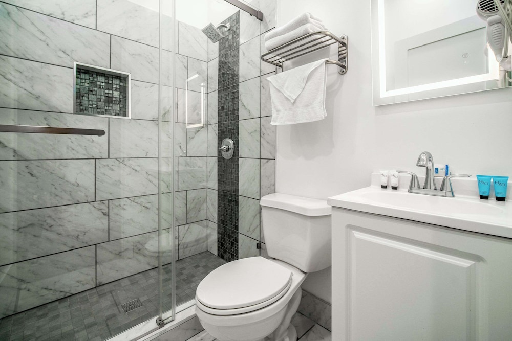 غرفة قياسية بسرير كينج، Rodeway Inn and Suites Pasadena 8/9