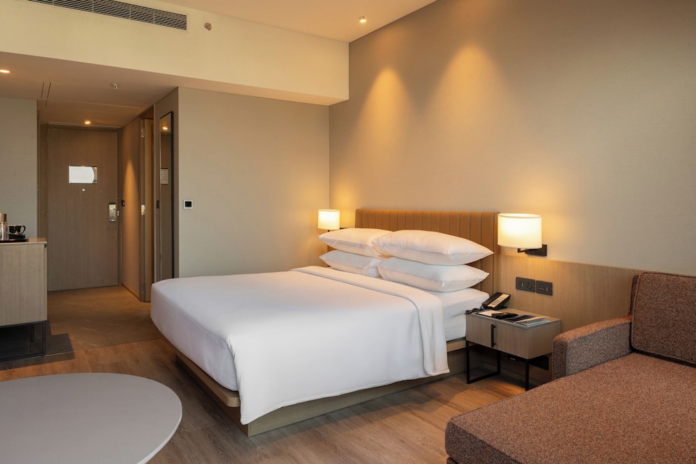 Guest Room, Studio, King Bed, City View, Balcony, Top Floor