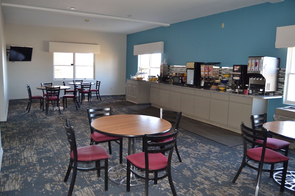 Days Inn & Suites by Wyndham Sikeston 37/51