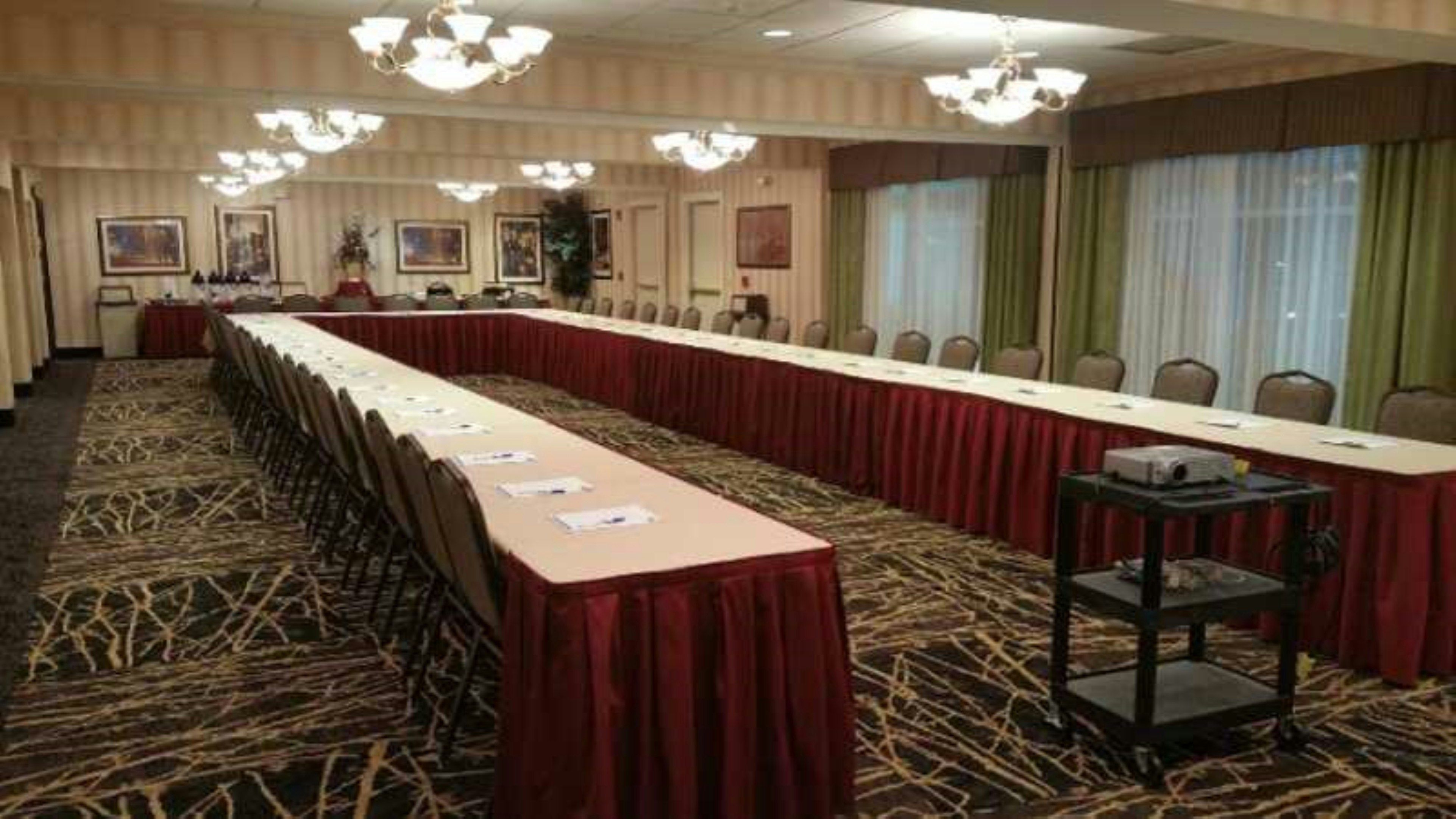 Holiday Inn Express Hotel Suites Youngstown N Warren Niles 57/79