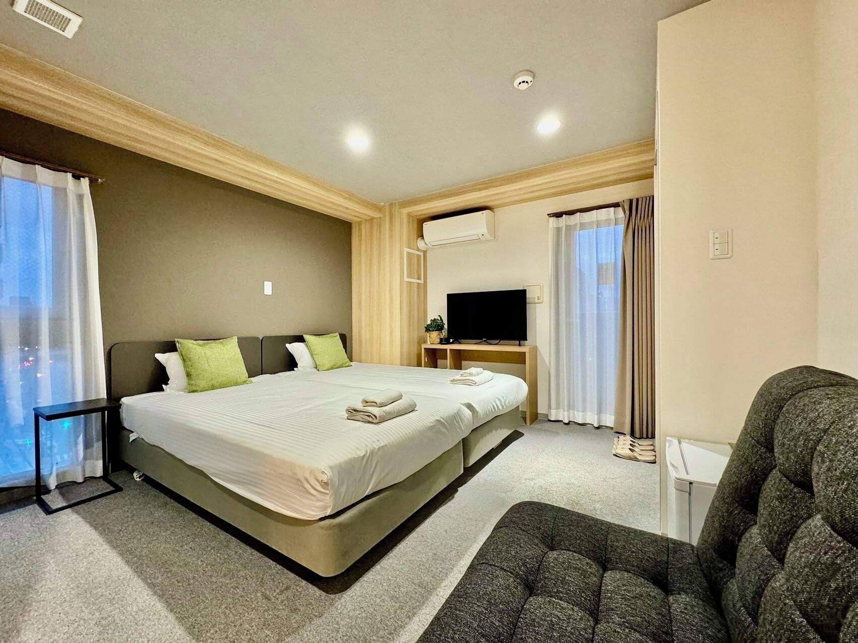 ROOM, TWIN BEDS