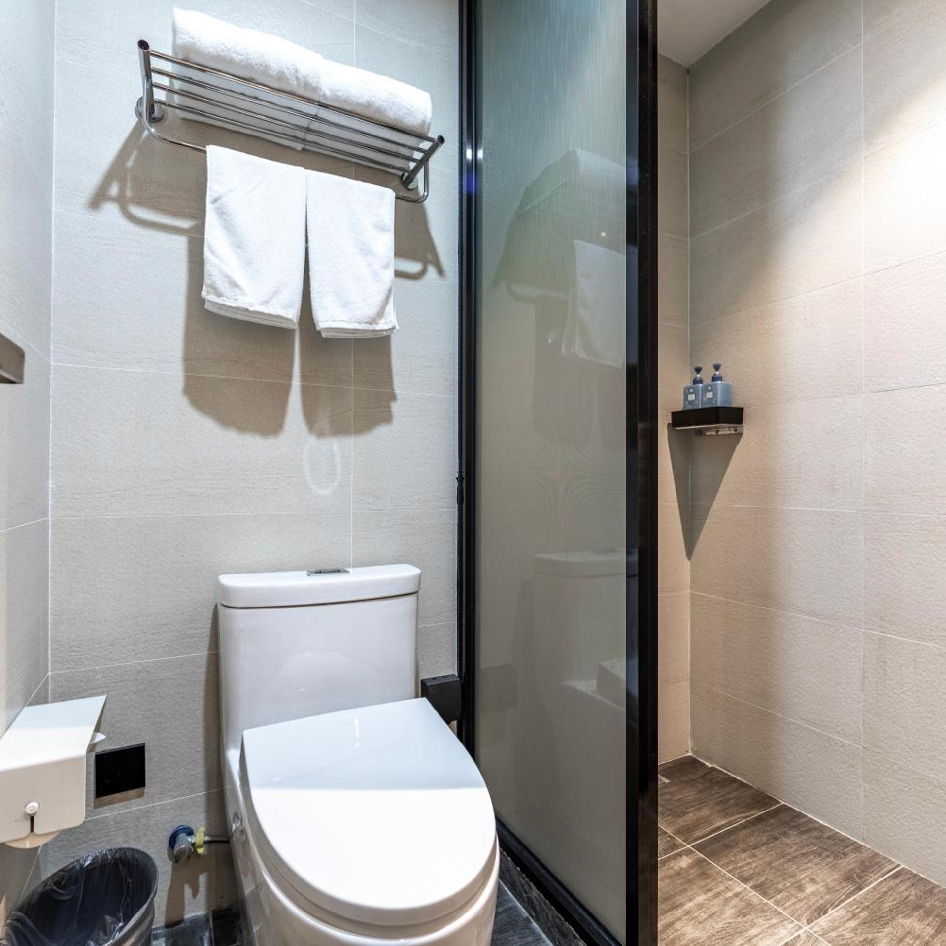 HanTing Premium Hotel (Shanghai Loushanguan Road Subway Station) 41/50