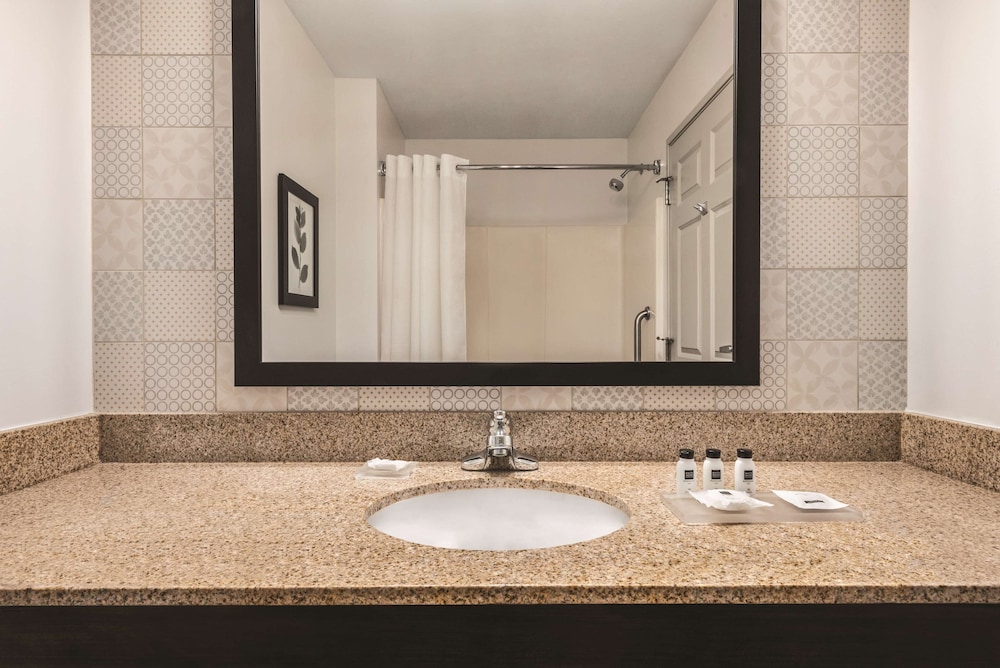 Country Inn Suites By Radisson Green Bay East Wi 23/55