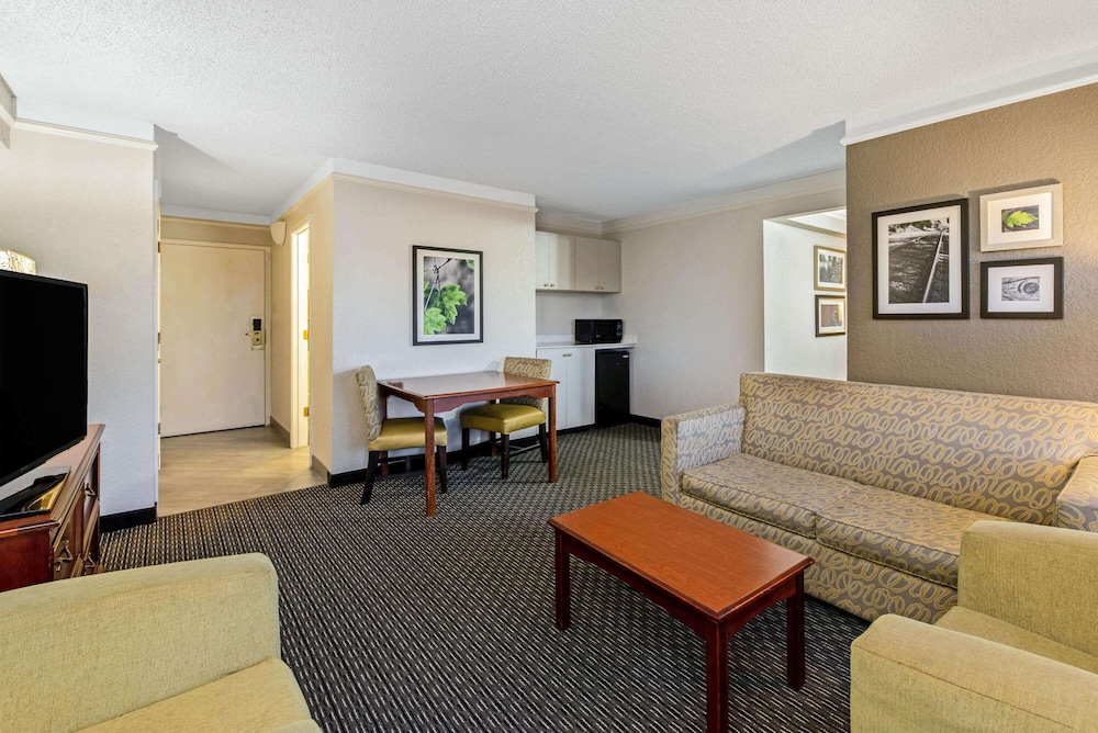 La Quinta Inn Suites New Orleans Airport 31/50