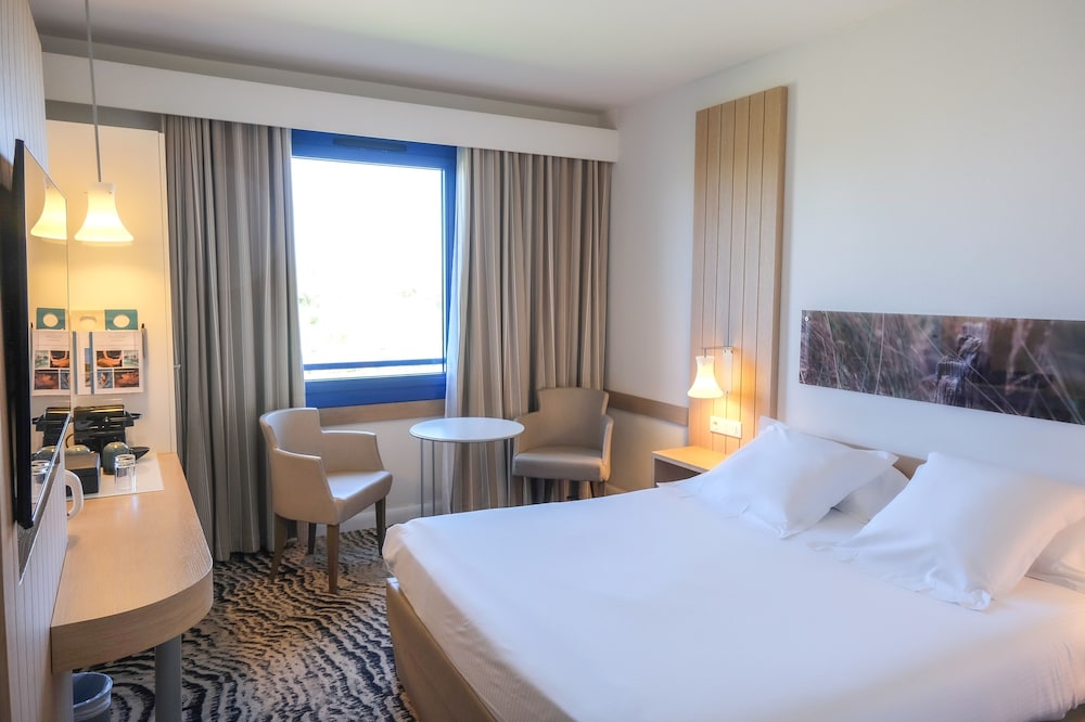Superior, Suite, Queen Bed, Sofa, Pool Access