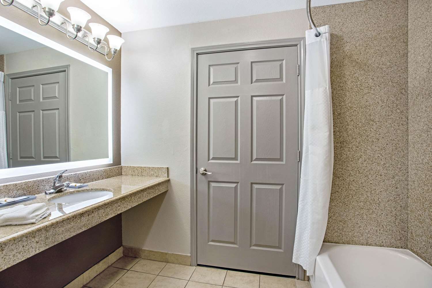 La Quinta Inn & Suites by Wyndham Fairfield TX 53/58