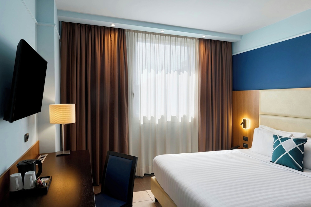 Superior, Queen Bed, City View