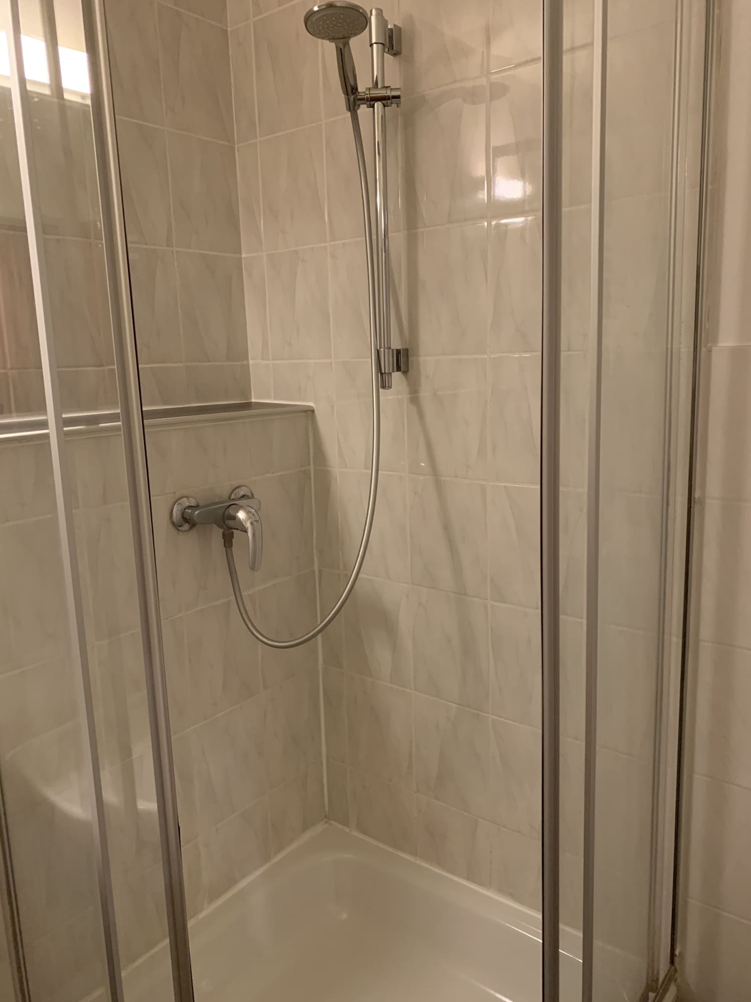 Room, 6 Beds, Hotel New Fair Munich Messe 2/2