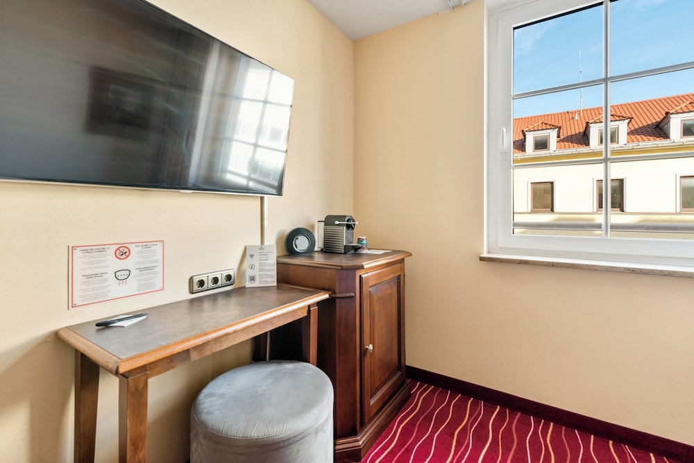 Kings First Class Hotel 73/77
