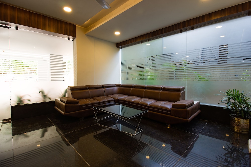 OYO 28637 Gokul Grand 20/27