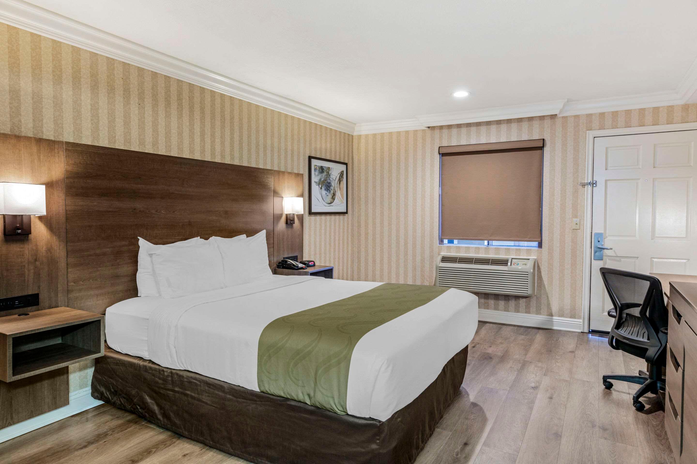 Room, Queen Bed, Quality Inn Suites Anaheim Maingate 5/7