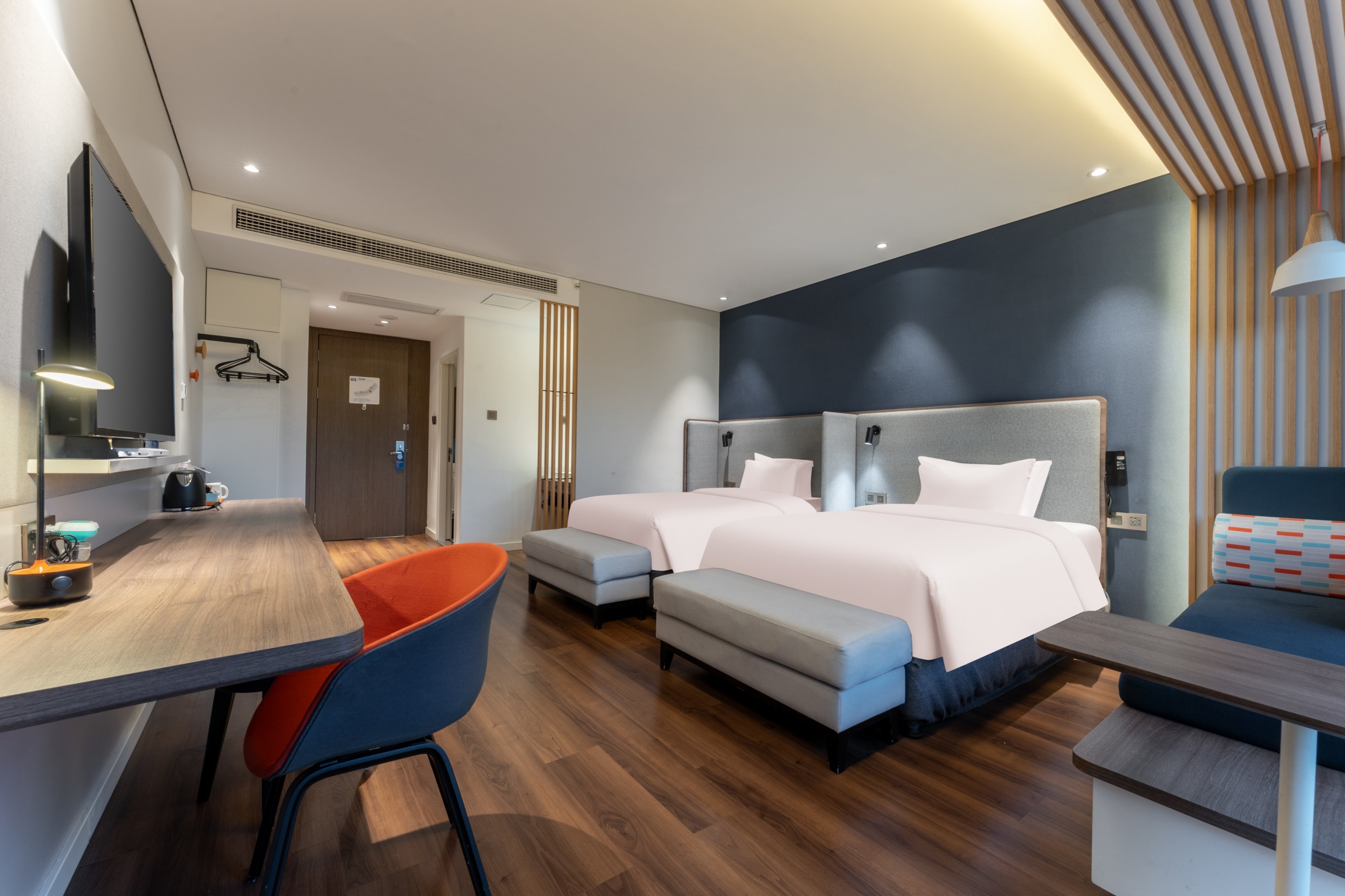 Holiday Inn Express Yichang Riverside 12/81