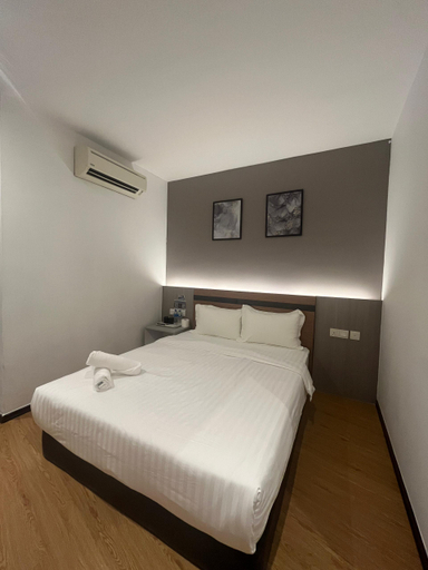 Standard, Queen Bed, No Window