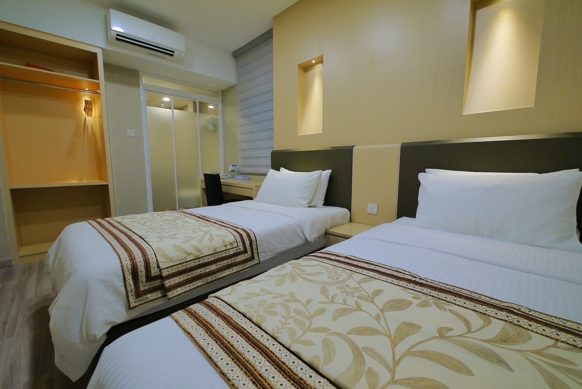 DELUXE, TWIN BEDS