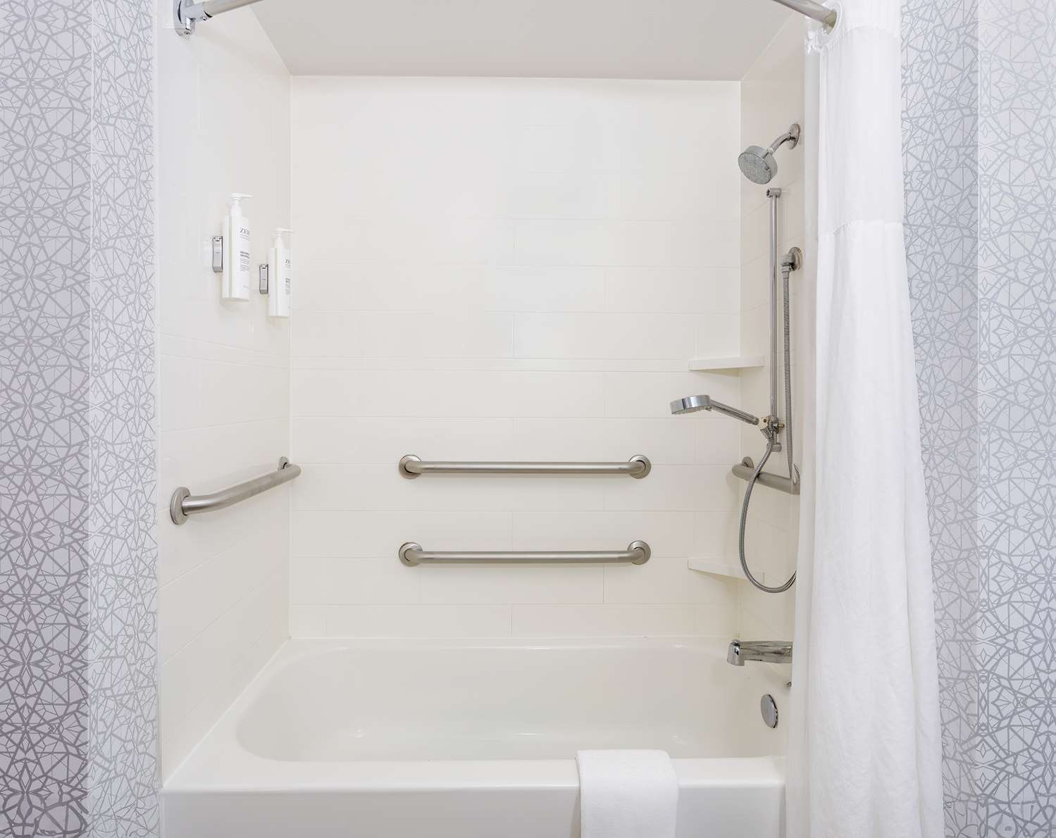 غرفة بسرير كينج مع أريكة بحوض استحمام لذوي الإعاقة، Hampton Inn & Suites Tallahassee I-10 3/3