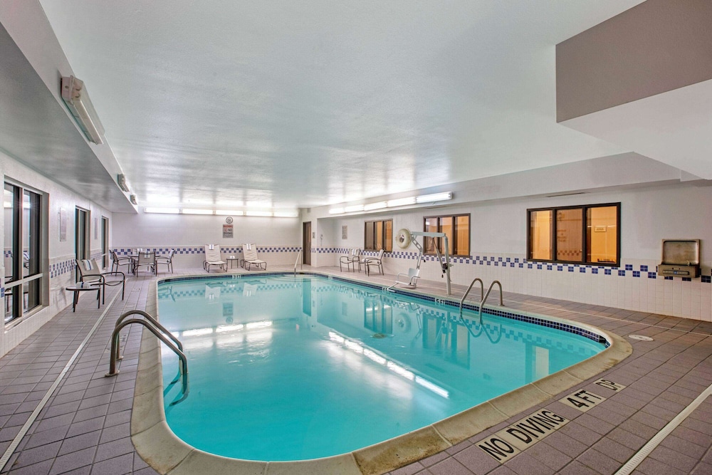 La Quinta Inn & Suites by Wyndham Fayetteville 33/59