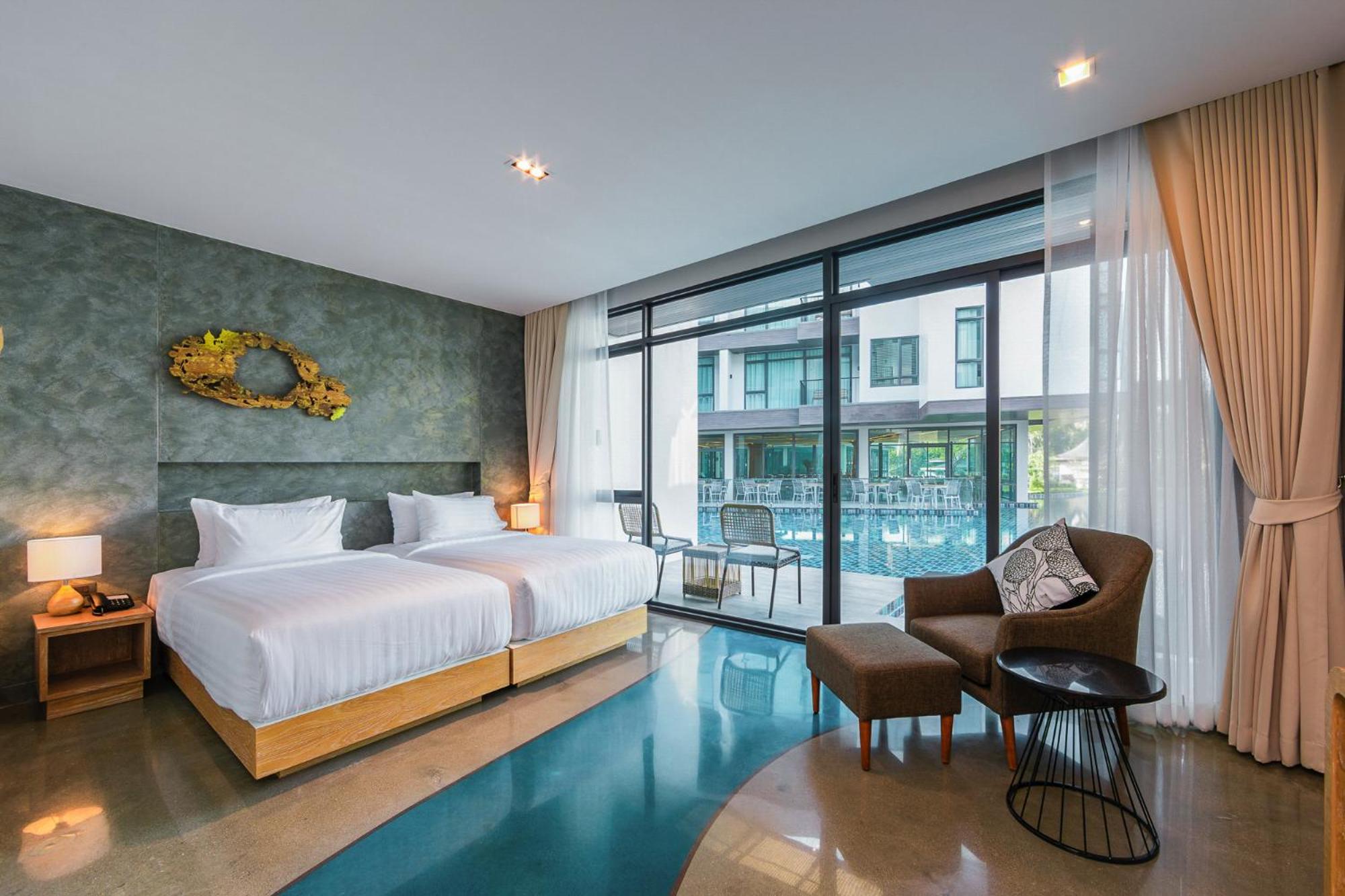 Deluxe, King Bed, Pool Side