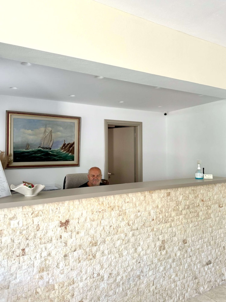 Manolis Apartments 12/72
