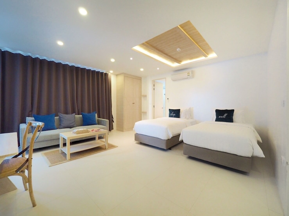 2 BEDROOMS, SUITE, HOT TUB