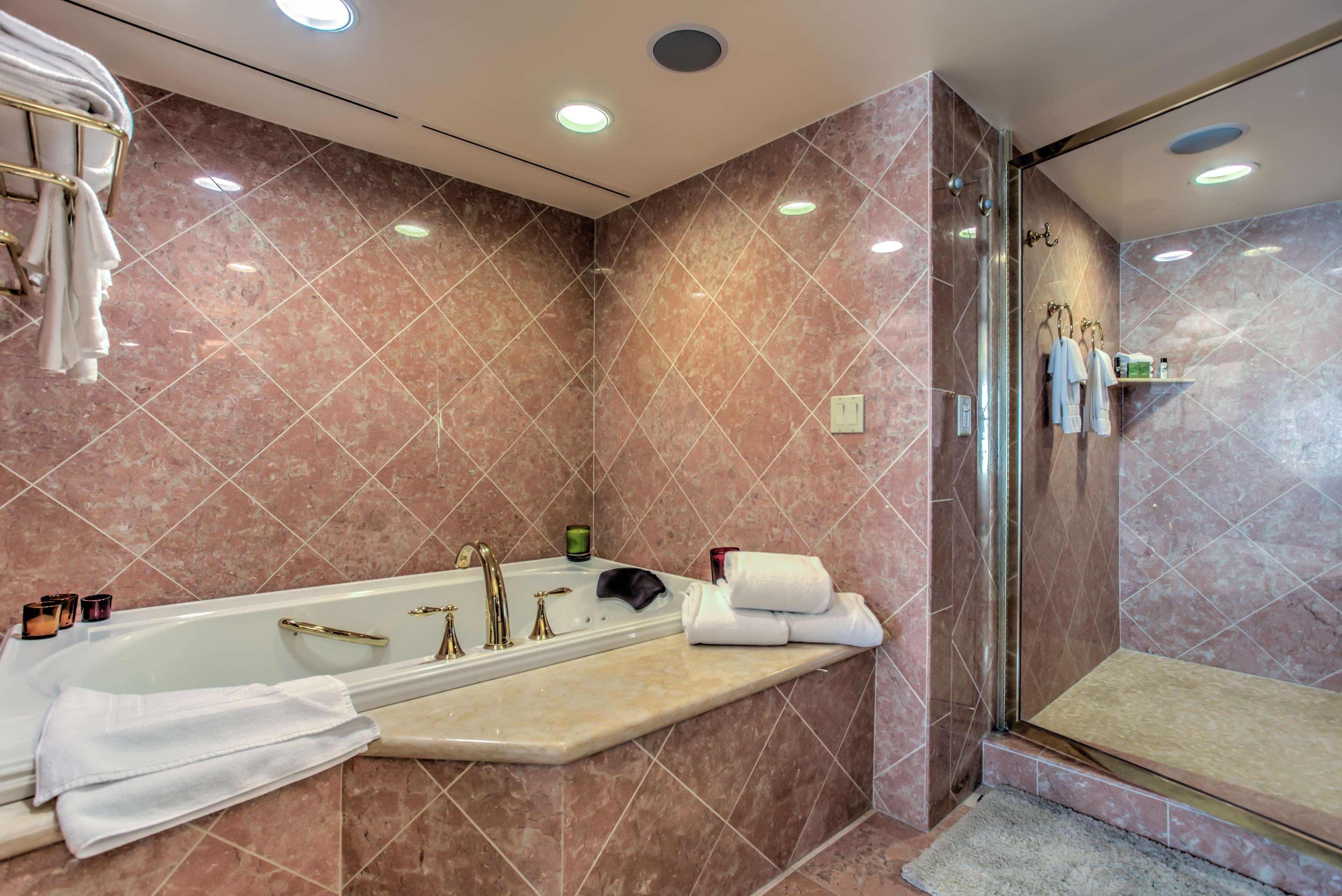 PRESIDENTIAL, 2 ROOMS, SUITE, KING BED