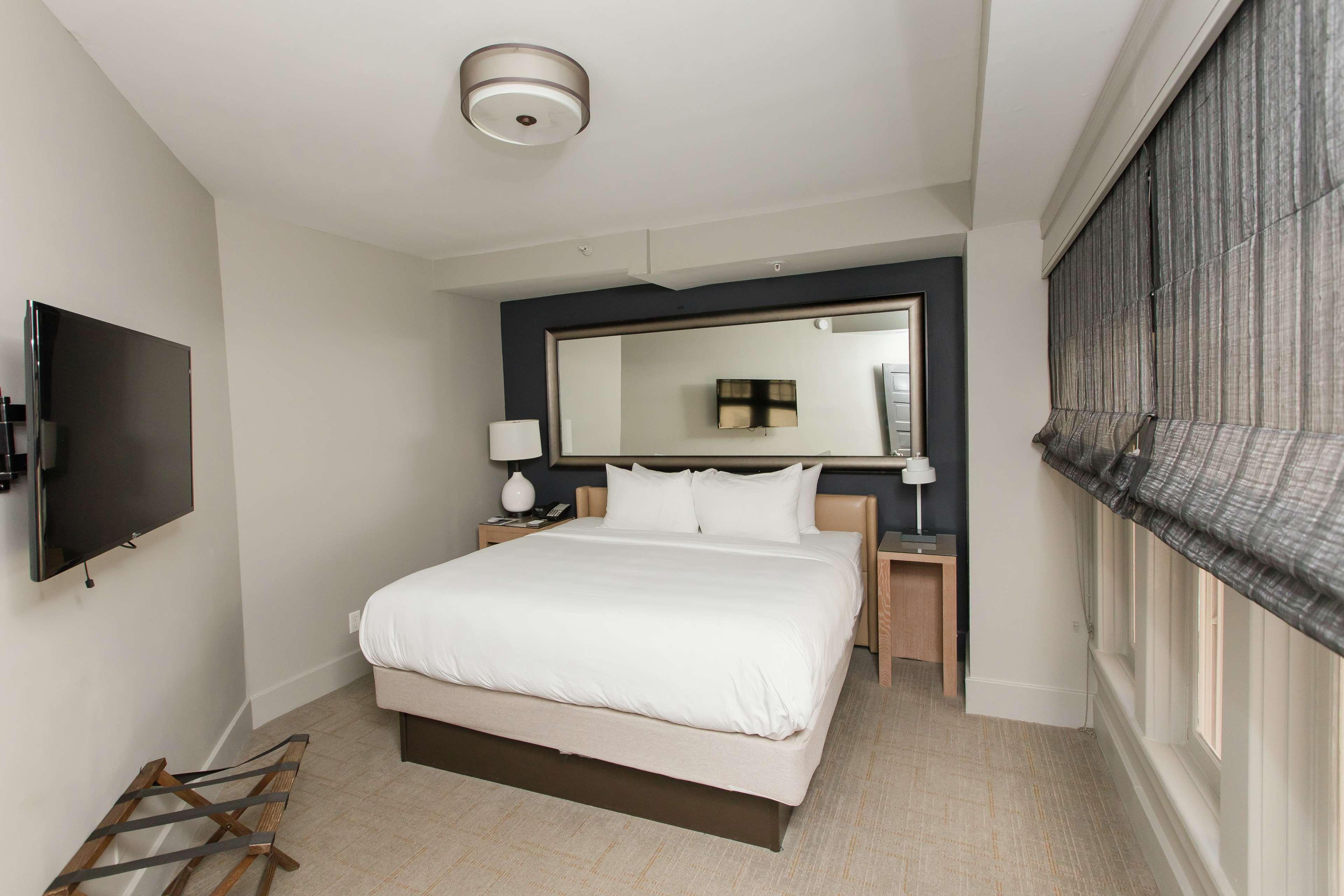 1 BEDROOM, SUITE, KING BED, SOFA
