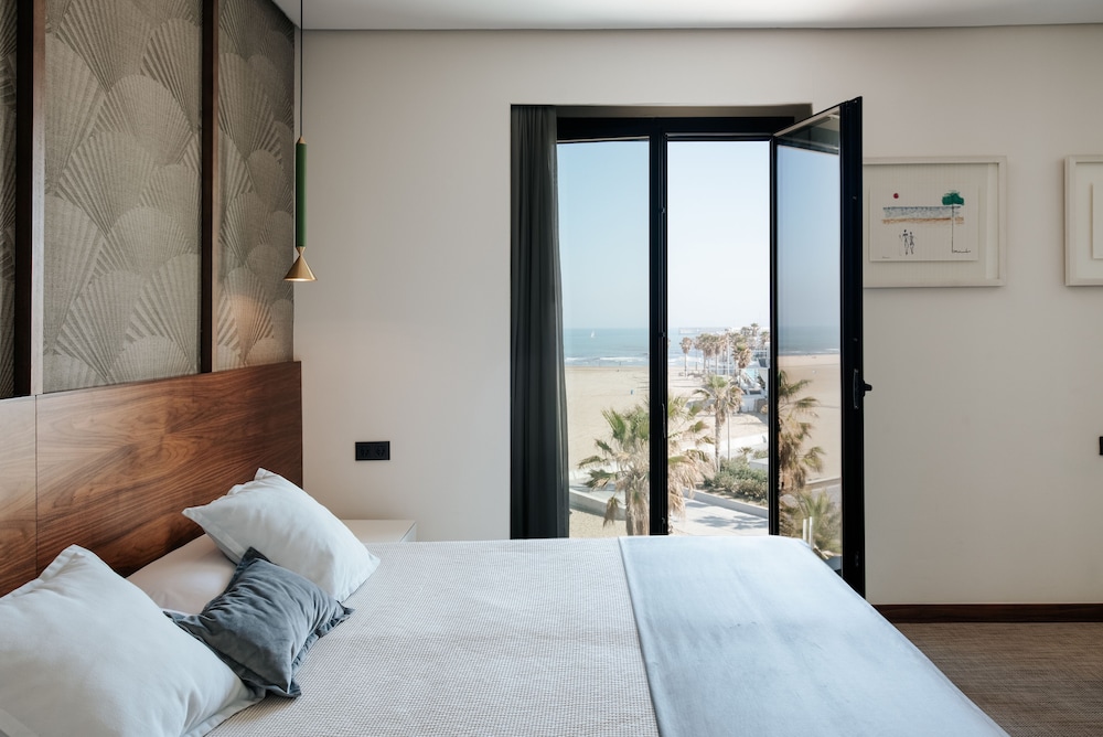 FAMILY SUITE, QUEEN BED, SEA VIEW, SOFA