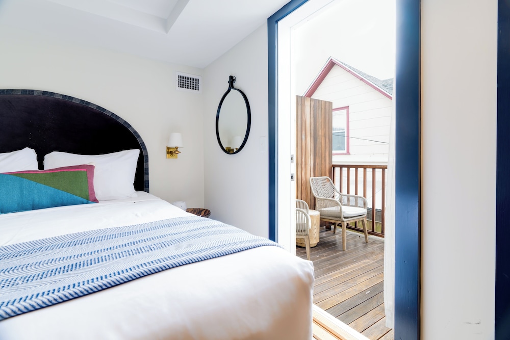 Superior, Queen Bed, Hotel Ginger 2/8