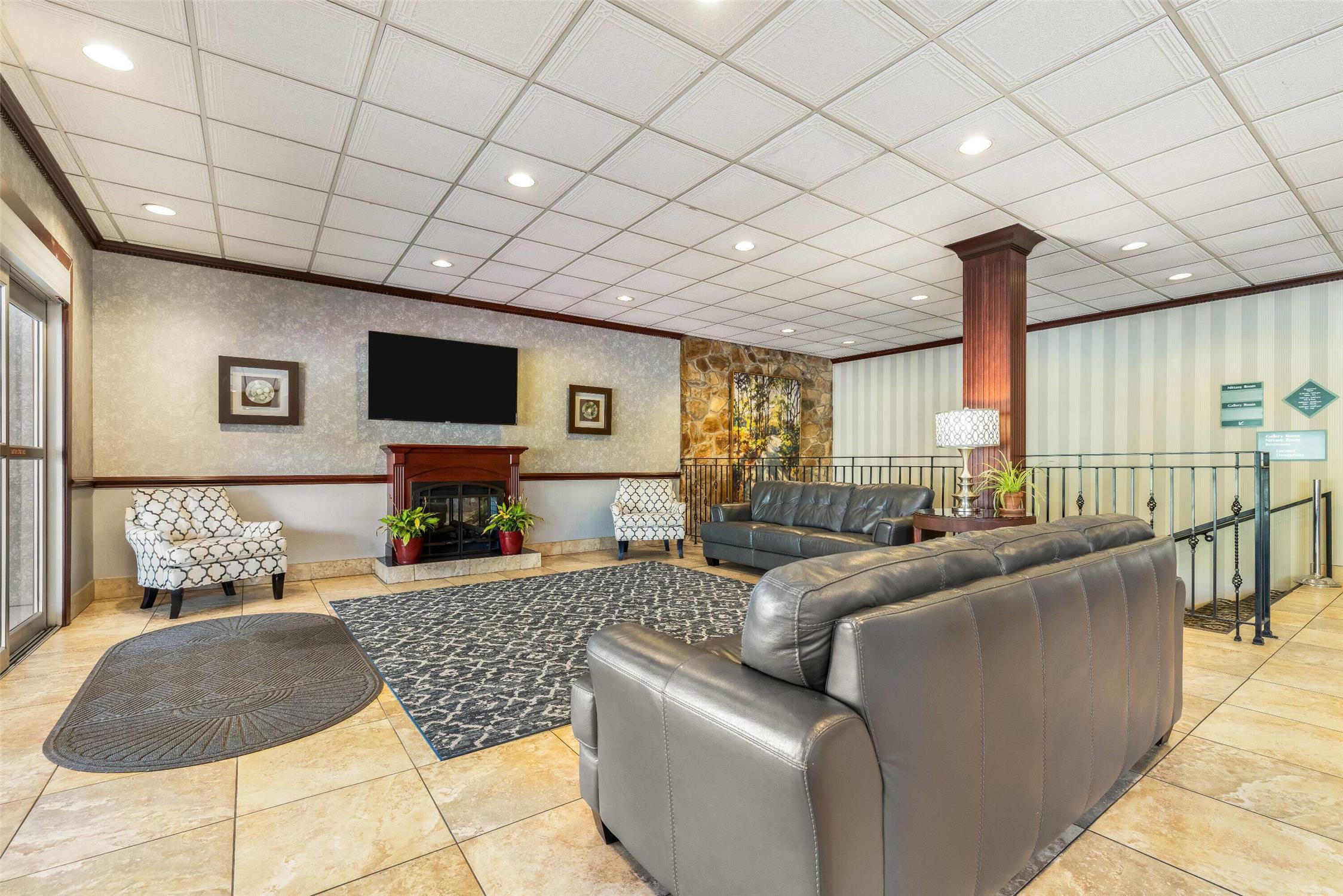 Ramada by Wyndham State College Hotel & Conference Center 14/40