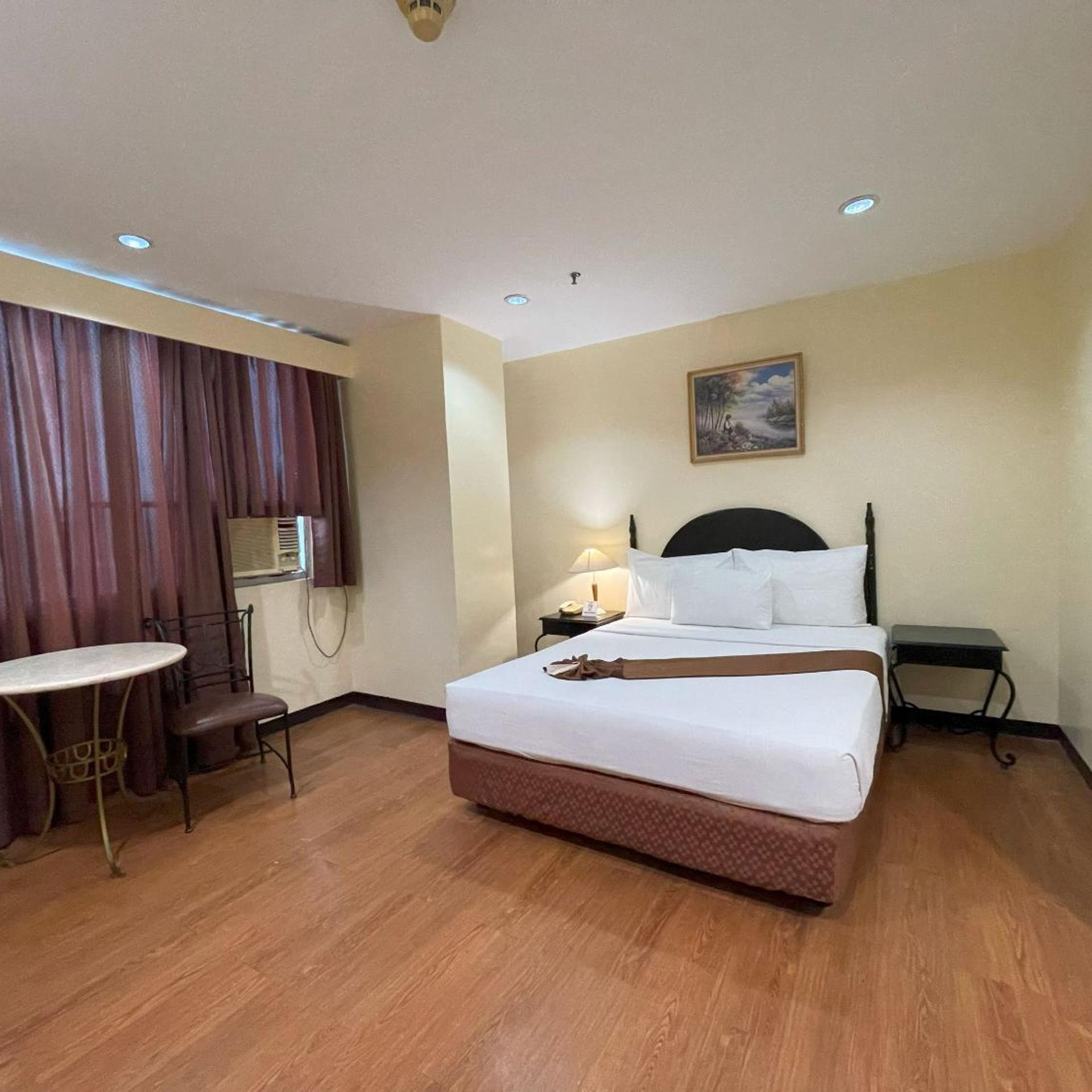 DELUXE, QUEEN BED