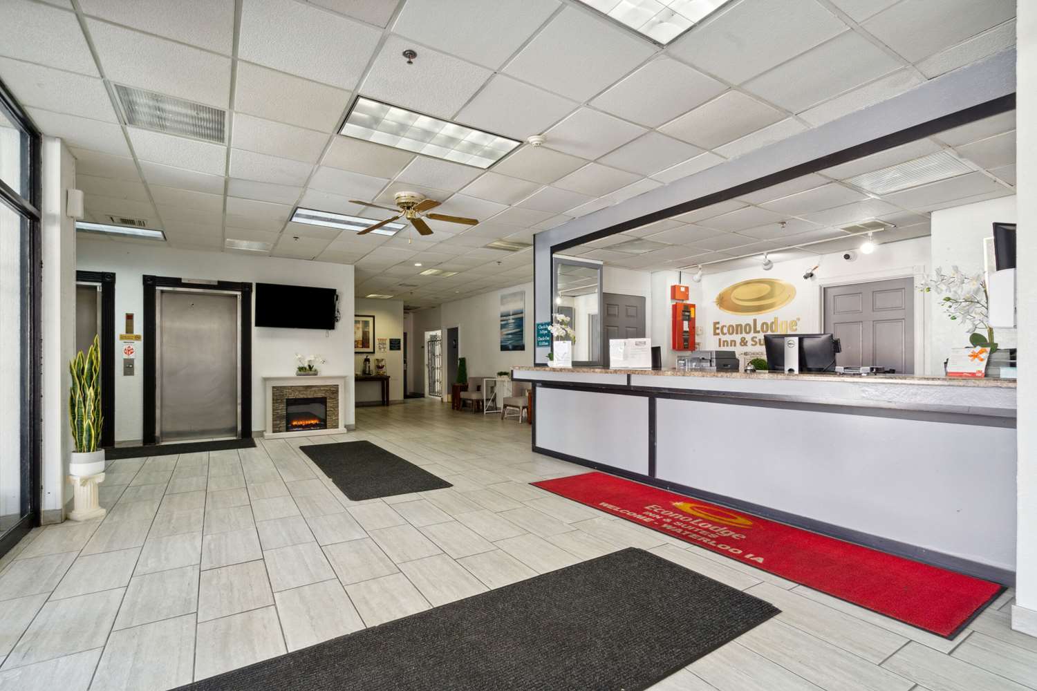Econo Lodge Inn & Suites Waterloo Downtown 3/30