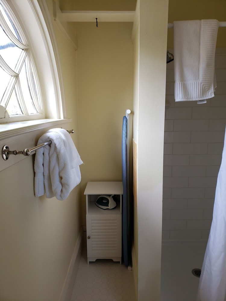 Moseley Cottage Inn and Town Motel 14/50
