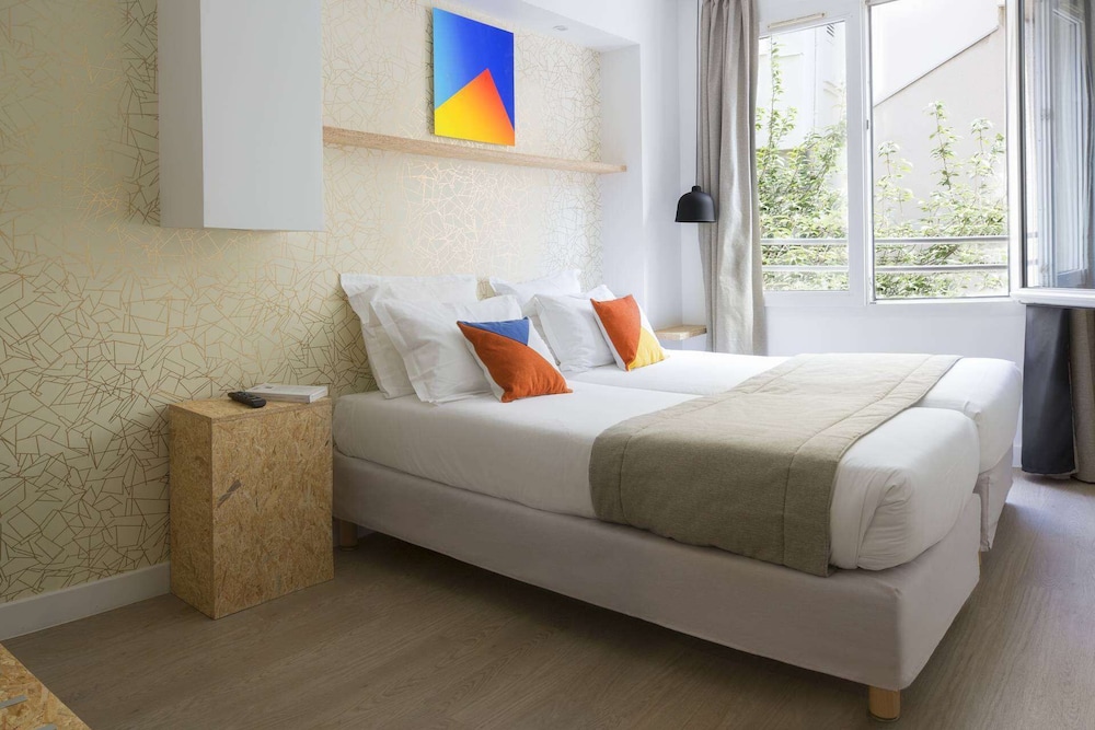 COMFORT, TWIN BEDS