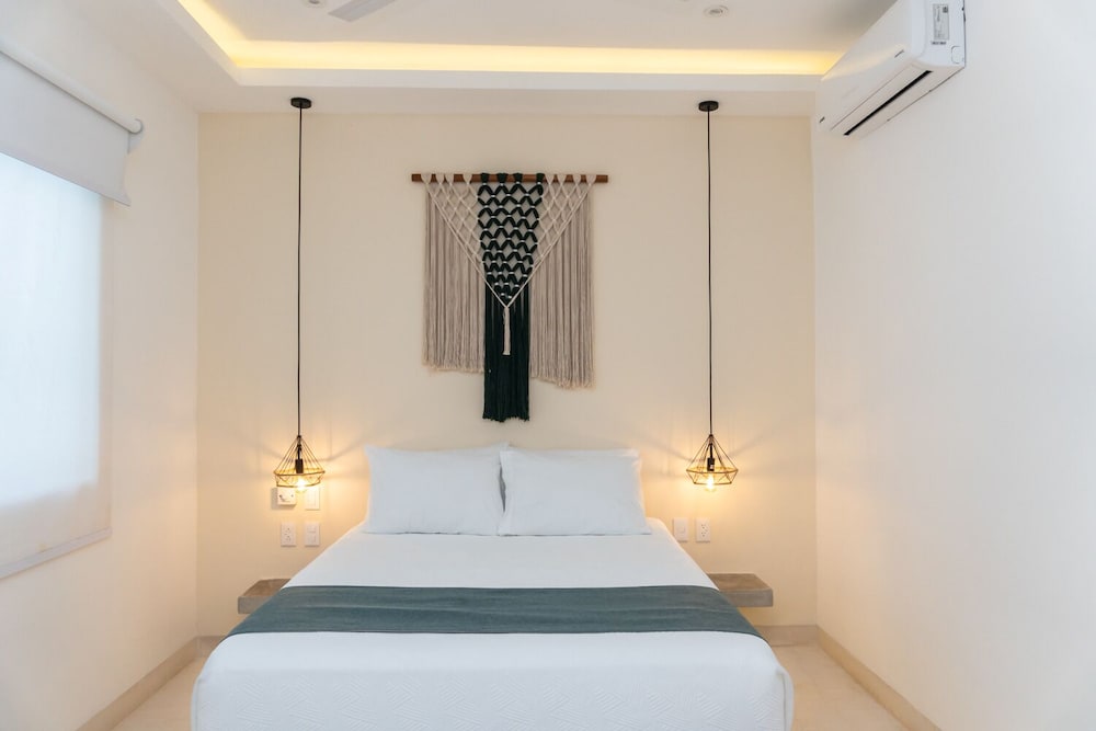 JUNIOR, QUEEN BED