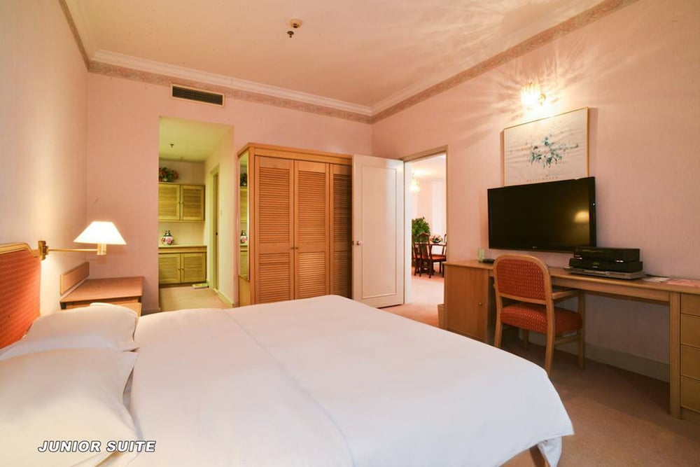 Dynasty Hotel 13/41
