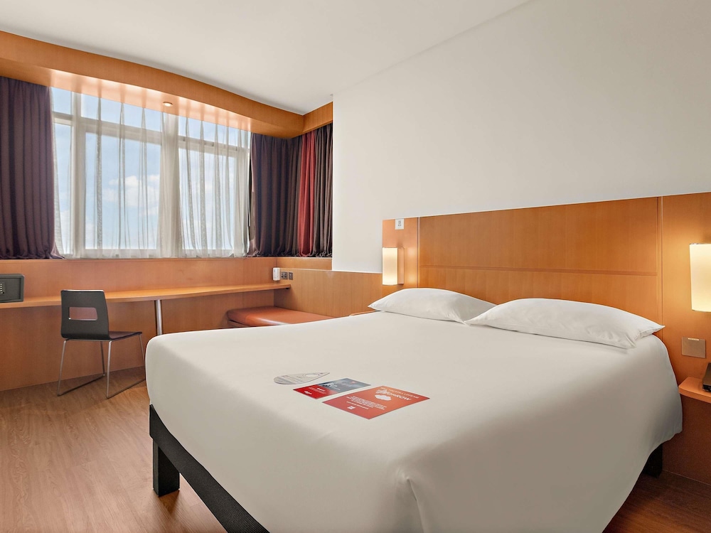 Ibis Abu Dhabi Gate Hotel 27/71