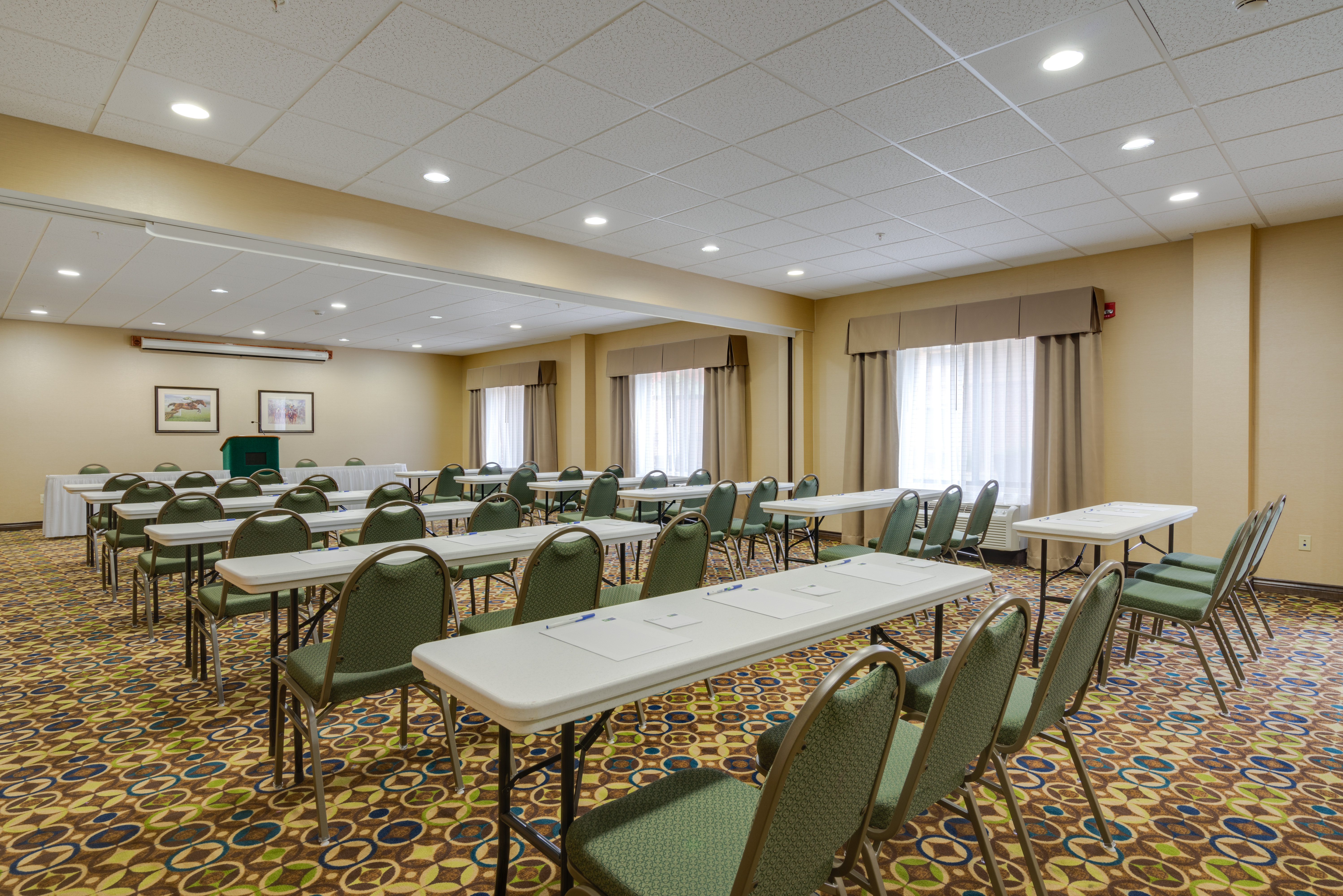 Holiday Inn Express Charles Town 54/62