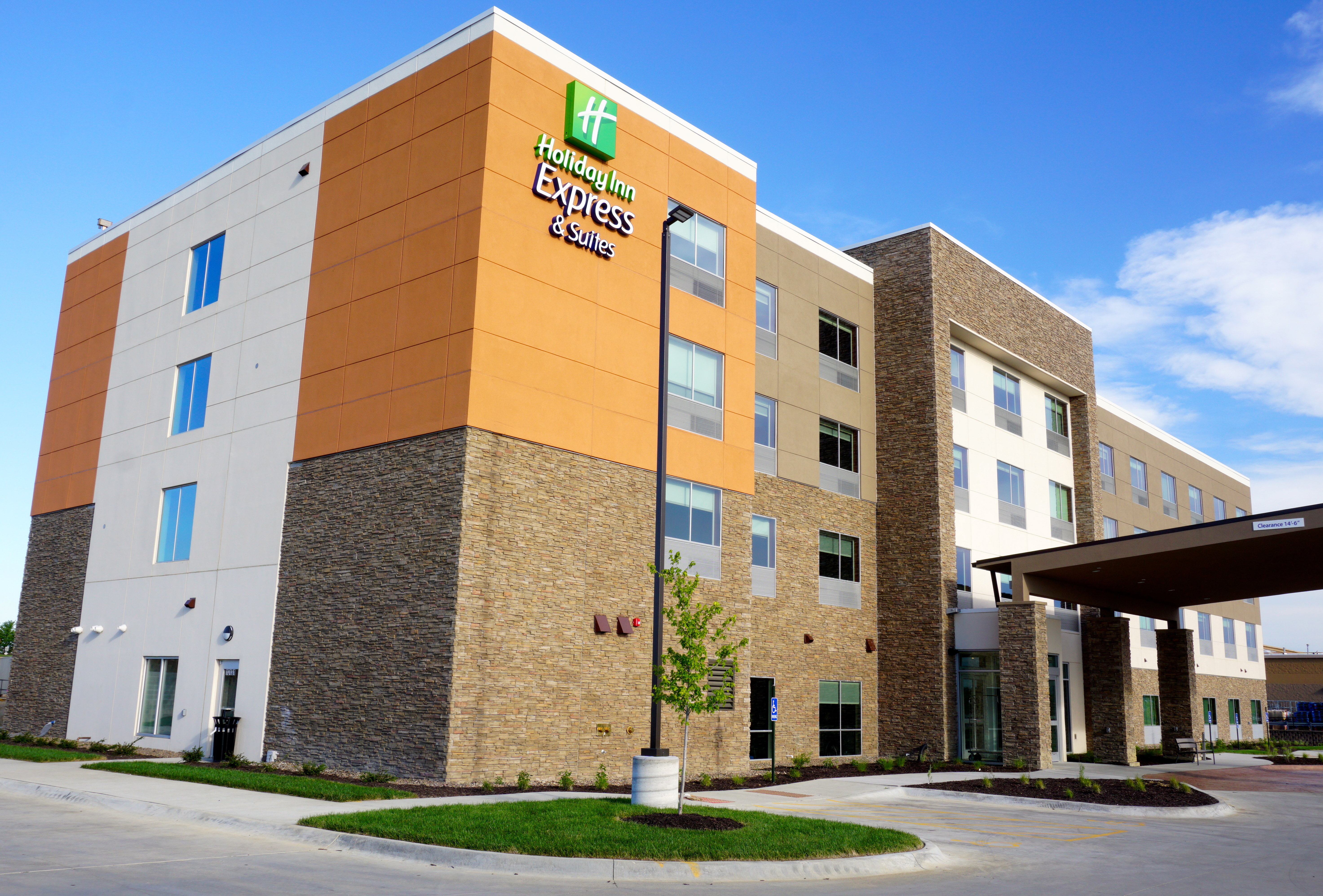 Holiday Inn Express Suites Omaha Millard Area 25/26