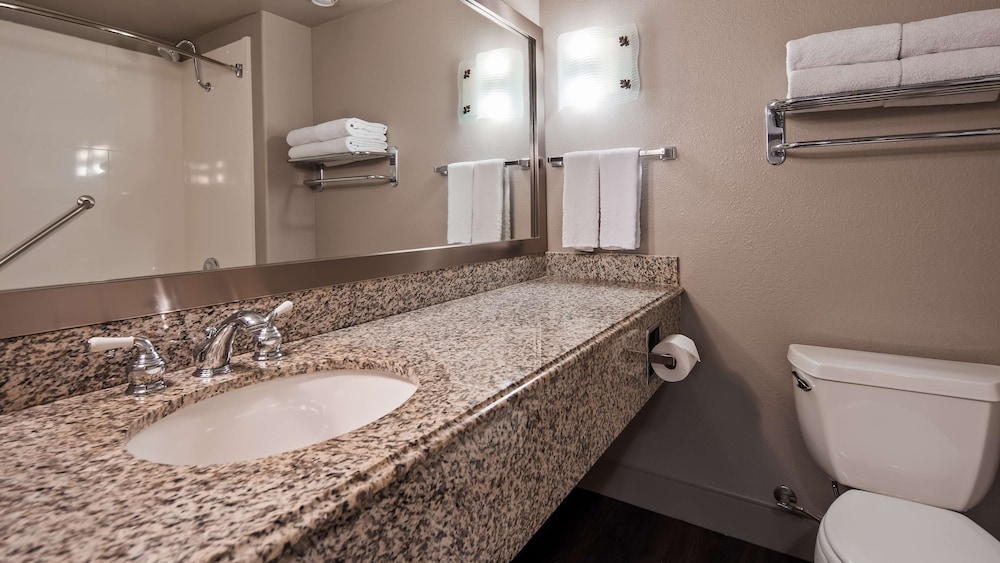 Best Western Cedar Inn & Suites 14/36