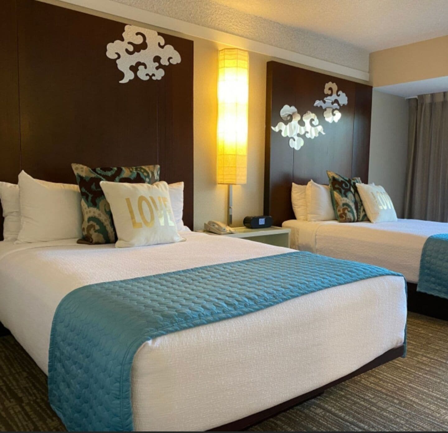 غرفة قياسية بسريرين مزدوجين، Atrium Hotel at Orange County Airport 2/4