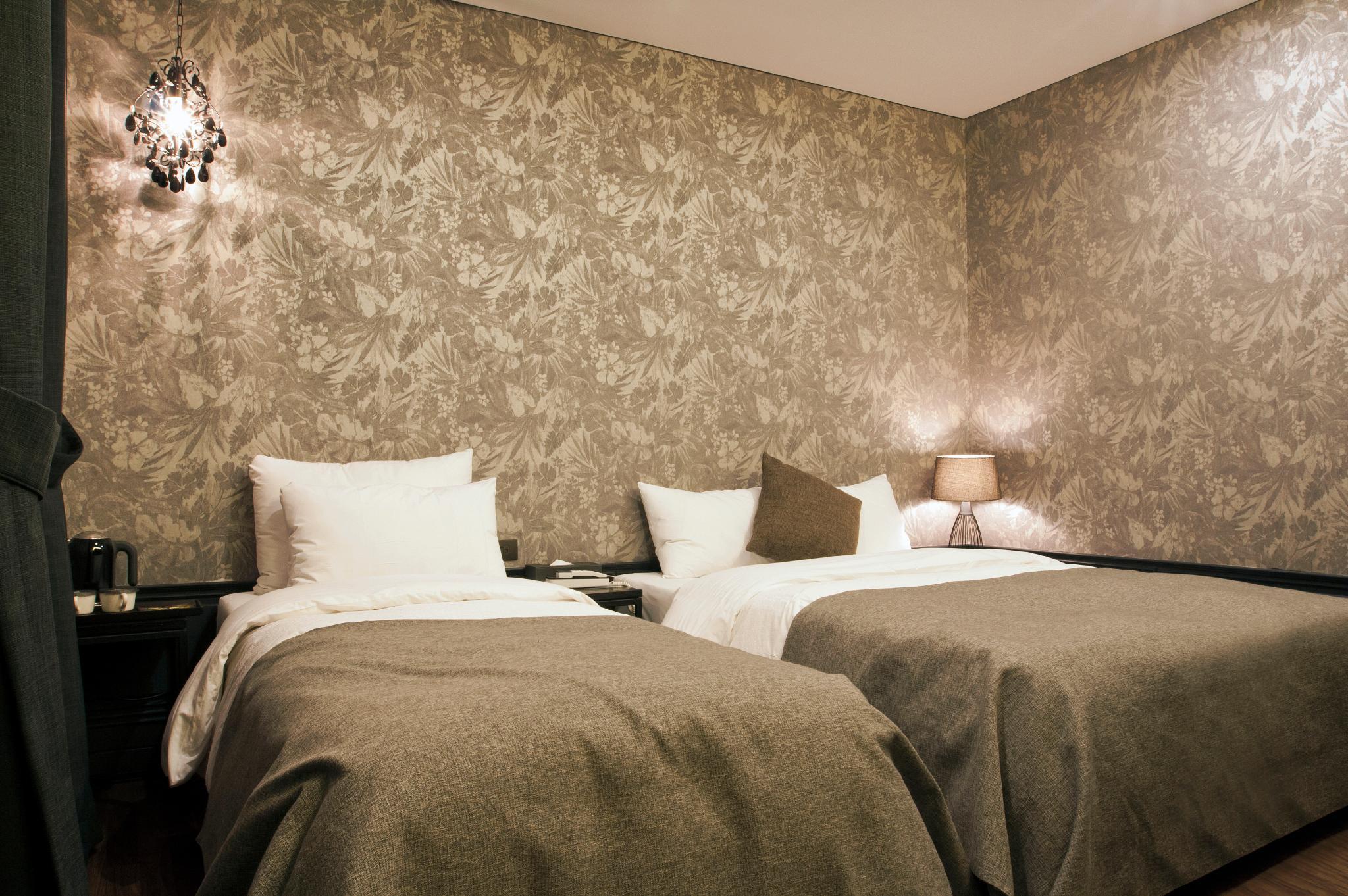 Deluxe, Twin Beds, 1 Double and 1 Single Bed, No Window, Balcony