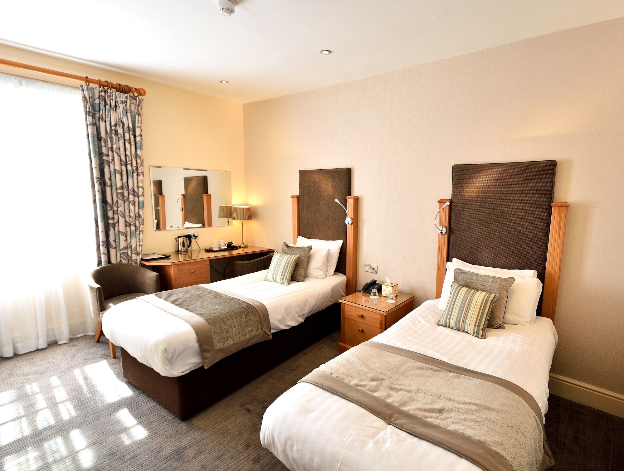 غرفة سوبيريور بسريرين منفصلين، Queens Court Hotel 2/7