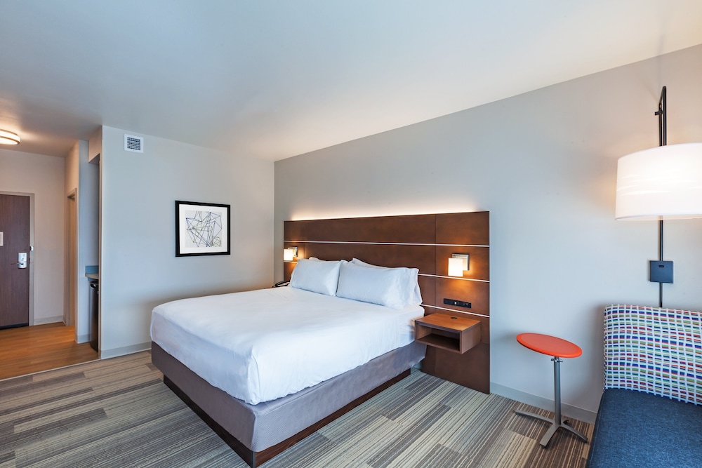 Holiday Inn Express Suites Chanute 19/46