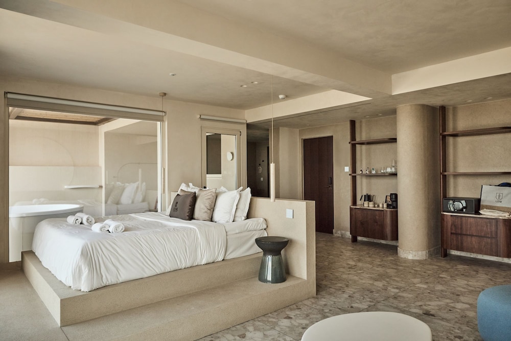 GRAND, HORIZON, SUITE, SEA VIEW, OUTDOOR JETTED TUB, BATHTUB