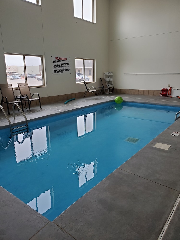 Edgewood Hotel and Suites 12/27