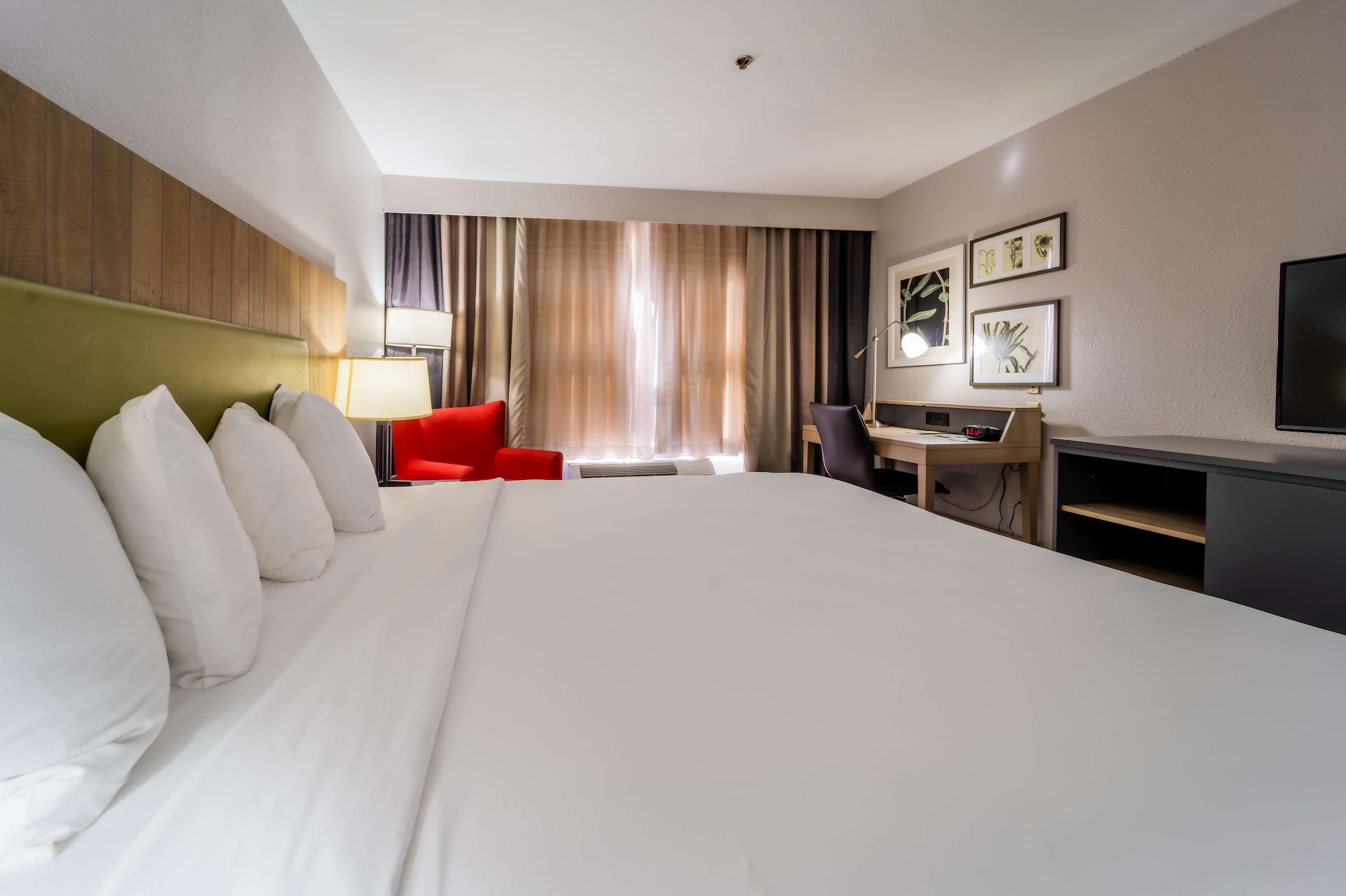 ROOM, KING BED