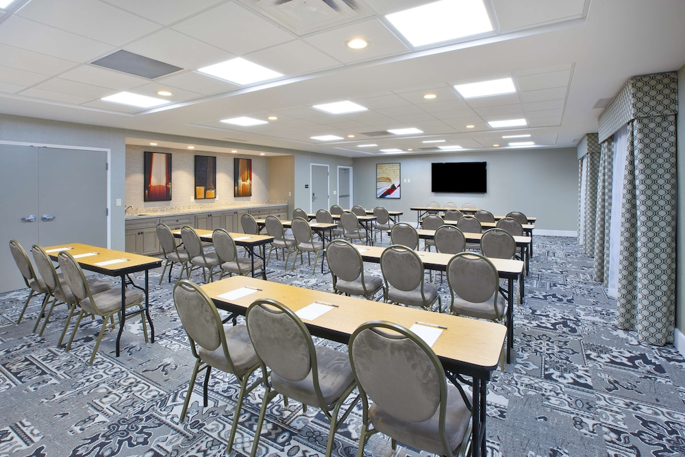 Hampton Inn & Suites Alliance 31/36