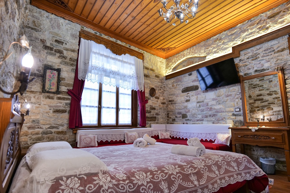 Bineri Hotel Gjirakastra 20/52