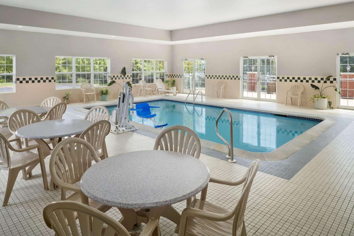 Country Inn & Suites by Radisson Louisville South KY 11/17