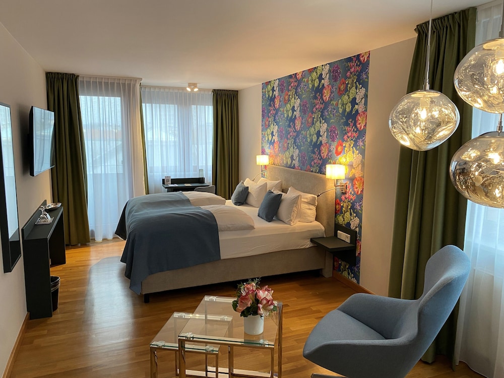 GRAND, DOUBLE BED