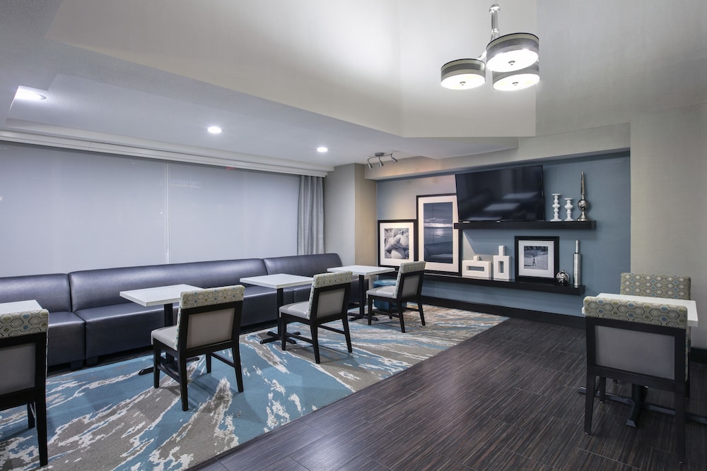 Hampton Inn and Suites Hermosa Beach 33/43